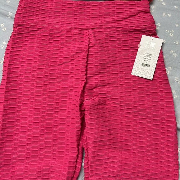 Textured Scrunch Workout Set - Picture 3 of 3